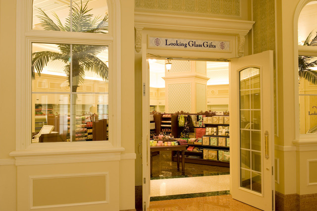 東京ディズニーランドホテル内「ルッキンググラス・ギフト」。日用品やソフトドリンクなどが販売されている