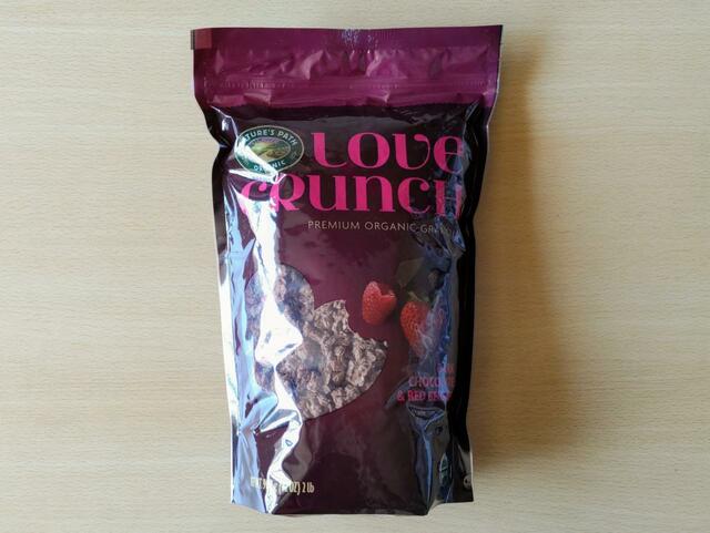 【コストコ　ラブクランチ ダークチョコレート＆レッドベリー　907g　1698円】袋にジッパーが付いているので、保存しやすい