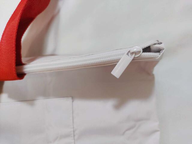 ファスナー式なので、移動時も安心ですね