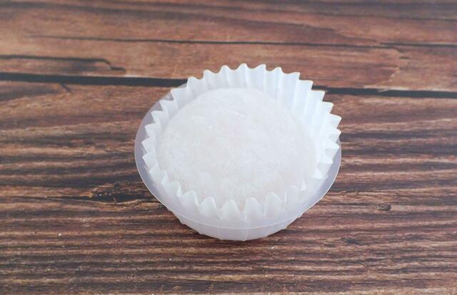 【カルディ　もへじ 北海道産いちごのクリームわらび大福（冷凍）】半分解凍するとシャーベットのような食感を楽しめます