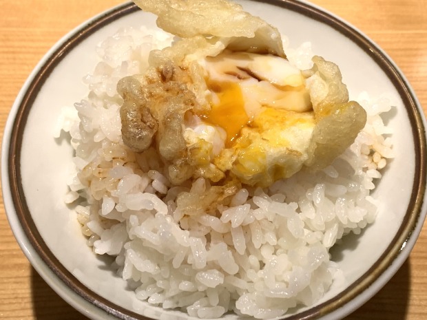 タレを入れたら黒薬味を好みの量ふりかけて！【天ぷら定食 まきの】