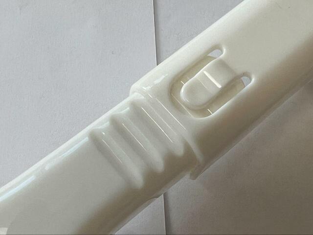 【ダイソー 伸縮ズボンピンチハンガー】伸縮部分も止まるようになっているので安心