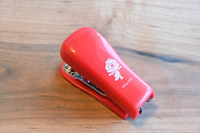 【『ミャクミャク文具缶BOOK』（宝島社）】ころんとした形が愛らしい「ホチキス」は長さ6cmほど。