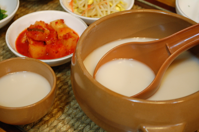 ソウル仁寺洞エリア、北側の路地裏にある「チャンジャエナビ」の手づくりマッコリ