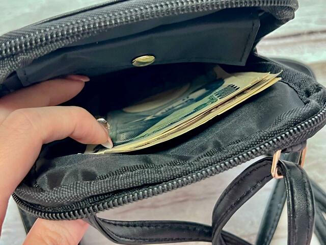 【Disney MICKEY MOUSE スマホショルダー BOOK】お札はおらずに入れられるのもGood!