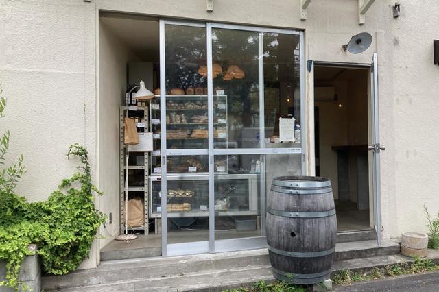 『チェスト船堀』には看板がない。店先に置かれた木樽が目印