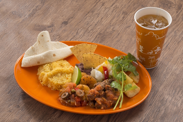 ビーフとシュリンプ 2種のスパイシーサルサ、 ターメリックライス、トルティーヤ
