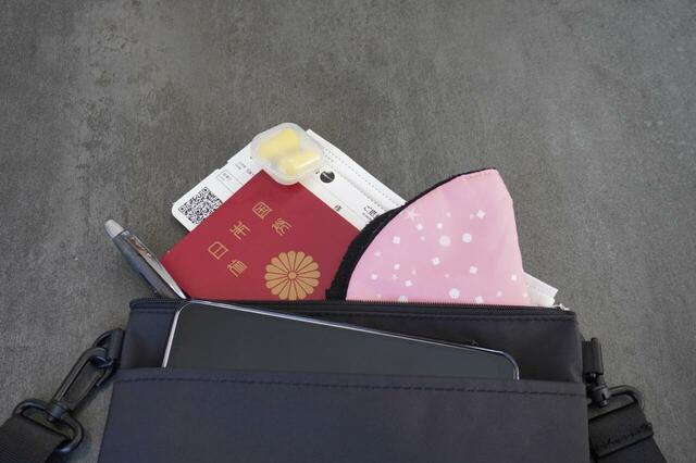 必要最低限の荷物が入るサコッシュ