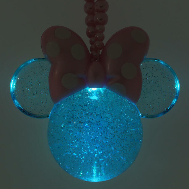 光るおもちゃ 1,600円｜東京ディズニーリゾート「ミニーの日」グッズ｜販売店舗：東京ディズニーランド「グランドエンポーリアム」、東京ディズニーシー「タワー・オブ・テラー・メモラビリア」｜発売日：2025年3月2日（日）