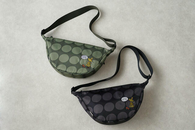 【ムーミン「スナフキンの三日月ショルダー」】手描き風の大きな水玉のオリジナルプリントにスナフキンのアートを刺繍した、落ち着きのあるデザイン