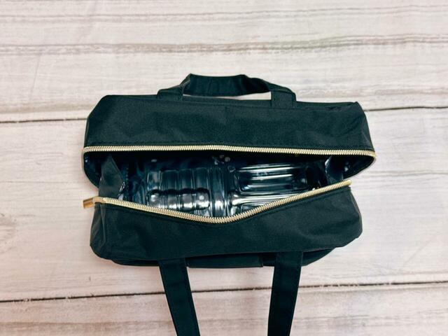 サイズはかなり大きめ。550mLのペットボトルも横向きですっぽり収まります！