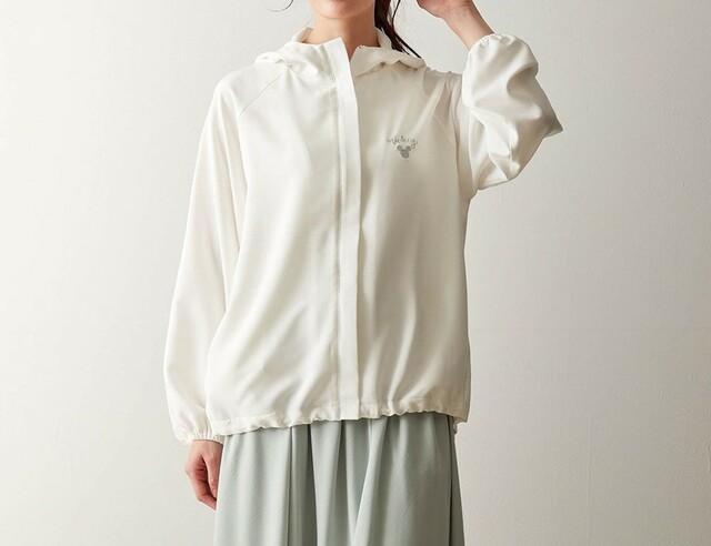 シアー素材のフード付きブルゾン［UVケア］「ミッキー＆ミニー」｜￥6,990 （税込）