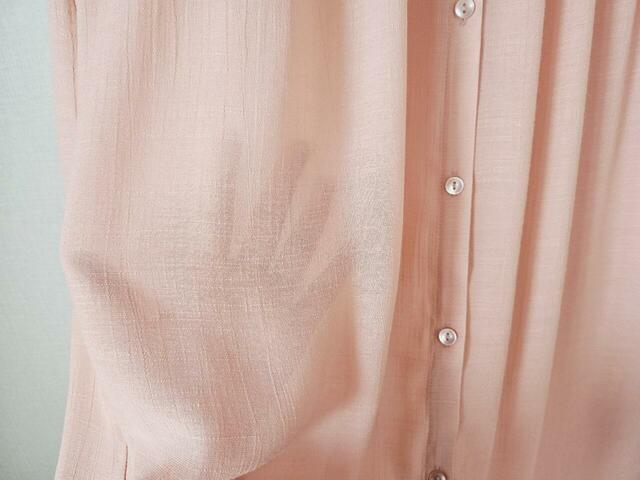 【SHOO・LA・RUE　シャツワンピース】やや透け感のある接触冷感素材。肌に触れるとひんやりして快適！