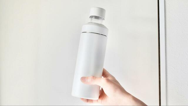 重さは約330gと軽いものの、女性が片手で持つと少しだけ大きく感じるかも