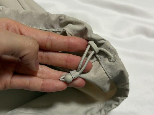 【ユニクロ コットンブレンドショートパーカ】裾部分にアジャスターが入っており、絞り具合でシルエットを変えられます