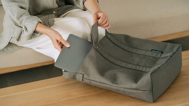 Lサイズはノートパソコンや書類を入れてもまだまだ収納力がある【DEAN & DELUCA「コットントートバッグ　カーキ」】
