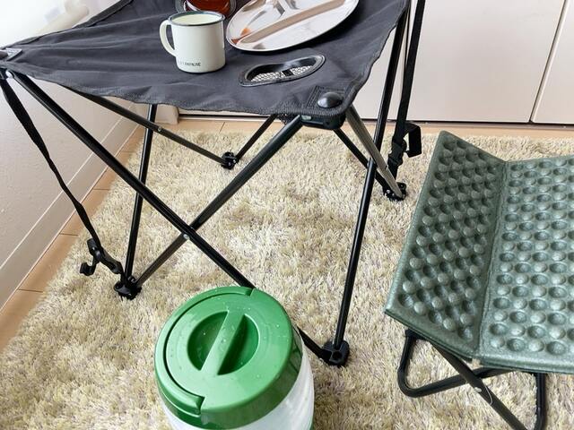 【ダイソー コンパクトテーブル（ブラック）】収納袋から本体を取り出し、布の付いている面を上にして立てるだけ