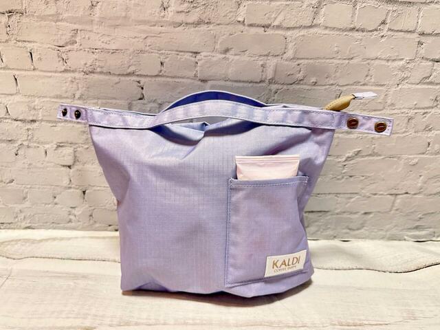 【カルディ 春を感じるコーヒー＆ランチバッグ】お弁当箱3個と550mLのペットボトルを収納。想像以上にたくさん入ってびっくり！