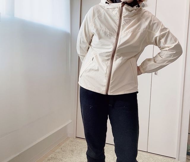 【ワークマン レディース高撥水シェルジャケット(エンボスタイプ)】ファスナーは薄いブラウン