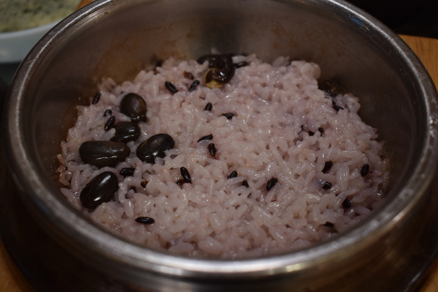 大きな豆がゴロゴロ入った『トンガン・ミンムルコギ』のごはん