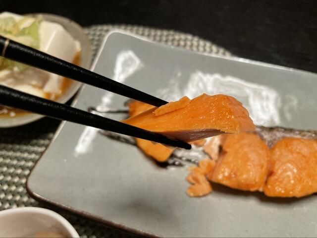 【セブン-イレブン　直火でしっかり皮まで焼いた銀鮭の塩焼】強すぎない絶妙な塩気