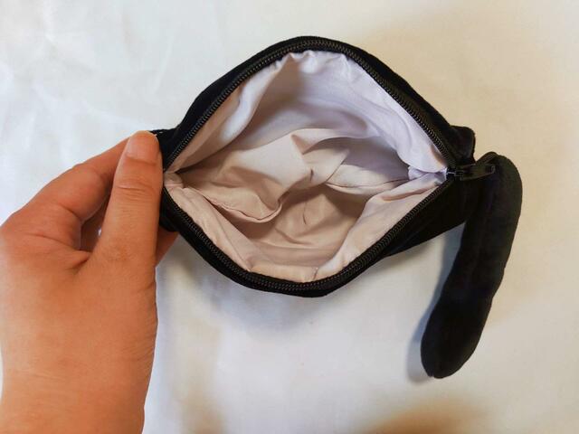 シマエナガと同様、淡いラベンダーカラー【ニトリデコホーム：デコネコ（フラットポーチ）価格799円】