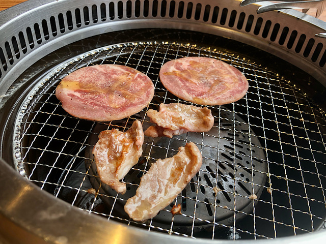 【熟成焼肉いちばん 熟成焼肉いちばんの食べ放題ランチ】お肉の焼けるいい匂いが食欲を刺激します