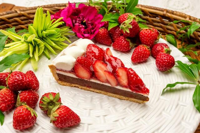 「宮城県山元町 山元いちご農園の“にこにこベリー”とピスタチオカスタードのタルト〈piece〉」<価格:〈piece〉1,296円(税込)>【【キル フェ ボン】新作タルトなど、旬のイチゴを使った全11種類のタルトが勢揃い♪大人気フェア「2026 VERY STRAWBERRY」1月13日よりスタート!】