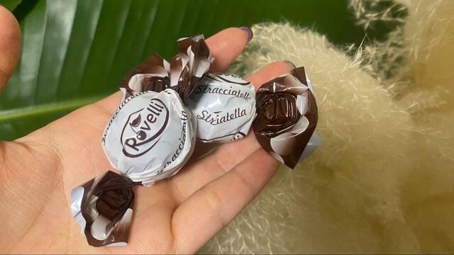 【業務スーパーご褒美のチョコレート5選】イタリアンプラリネ　ストラッチャテッラは個包装なので持ち歩きにも最適◎