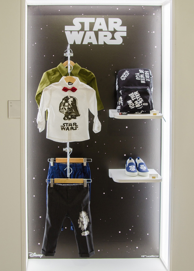 昨年新作が公開になった『スター・ウォーズ』のアイテム展示。