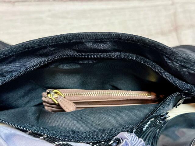内側のファスナーポケットには、貴重品を入れるのがおすすめ