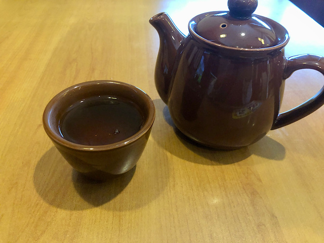 【バーミヤン　ドリンクバイキング】ポットと湯呑みが中華っぽいデザインなのが地味に嬉しいですよね