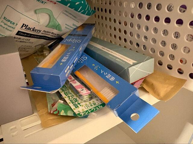 【山崎実業 tower 引っ掛け 収納ホルダー】使用前。洗面台の下に歯ブラシや歯磨き粉のストックをまとめて入れていたため、気づけばカオス化……