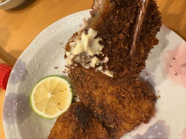 【コストコ AJIFLUFFY アジフライ】マヨネーズをつけて食べてみました！噛むとサクッ→ふわっとほどける食感で、揚げ物とは思えない軽さがあります♪