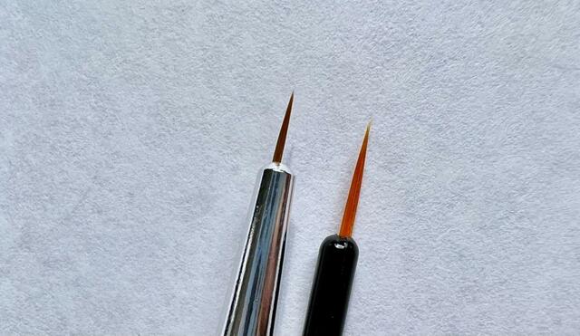 【セリア ジェルネイルブラシ ライン ネイルアートブラシ5P】筆の長さはネイルアートブラシ5Pのほうが長い