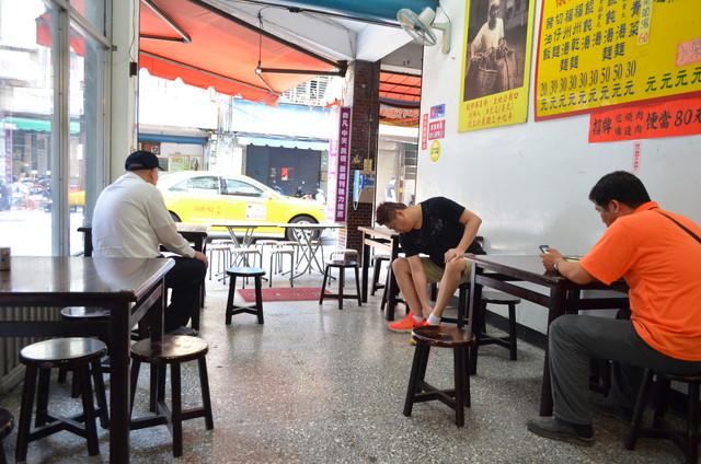 『一肥仔麺店』の店内。地元民がまるで自分の家のようにリラックスして食事している