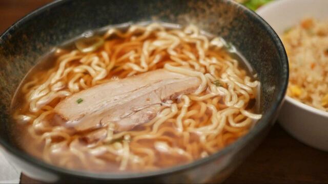 【ローソンのラーメンチャーハン神セット】冷凍食品とは思えない満足感のある味とボリューム