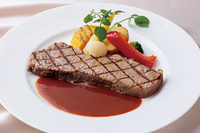 「​​​サーロインステーキ マデラソース」＜期間：2026年6月1日～7月31日＞【“3,800円”でメイン3種が何度でもおかわり自由！コースと食べ放題が融合した「初夏のランチコース」が神戸三宮東急REIホテルに新登場！】