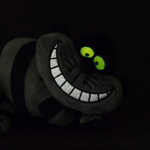 チェシャ猫 ぬいぐるみキーホルダー・キーチェーン 蓄光 ブラック CHESHIRE CAT 2,600円