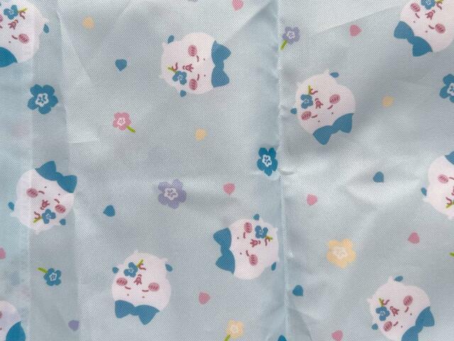 花占いをしているハチワレの総柄です。かわいすぎる…!