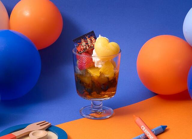 「＜ティガー＞ヨーグルトパフェ」＜価格：税込1,690円＞【プーさんと仲間たちがテーマのカフェ「OH MY CAFE」オープン♪東京・名古屋・大阪で開催されます！】