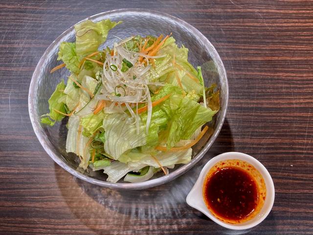 ちょいピリ辛のドレッシングでいただくサラダ