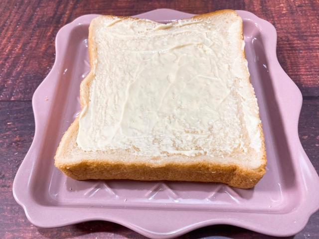 食パンにマヨネーズを塗ります