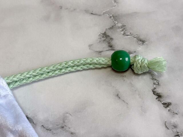 紐とビーズもグリーンで統一されています