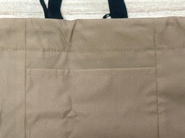 背面にポケット付きなのが推しポイント!