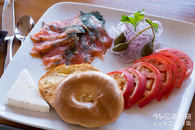 レストラン「アマアマ」の朝食メニュー「サーモン＆ベーグル　クリームチーズ、赤玉ねぎ、カムエラトマト、とケーパー添え」｜アウラニ・ディズニー・リゾート＆スパ コオリナ・ハワイ
