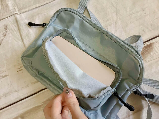 スマホがすっぽり収まる大きさの前面ポケット