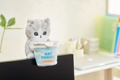 【はたらく！サラリーにゃんフェア】にゃんこが見守るデスクトップひっかけぬいぐるみ（カップ麺）：￥1,980