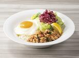 【デニーズのおすすめメニューランキング 4位】「サラダごはん~ガパオ・ガイ」1,133円(税込)