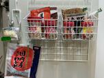 ワイヤーネットやカゴ、フックで便利な「ドア裏収納」ができた!